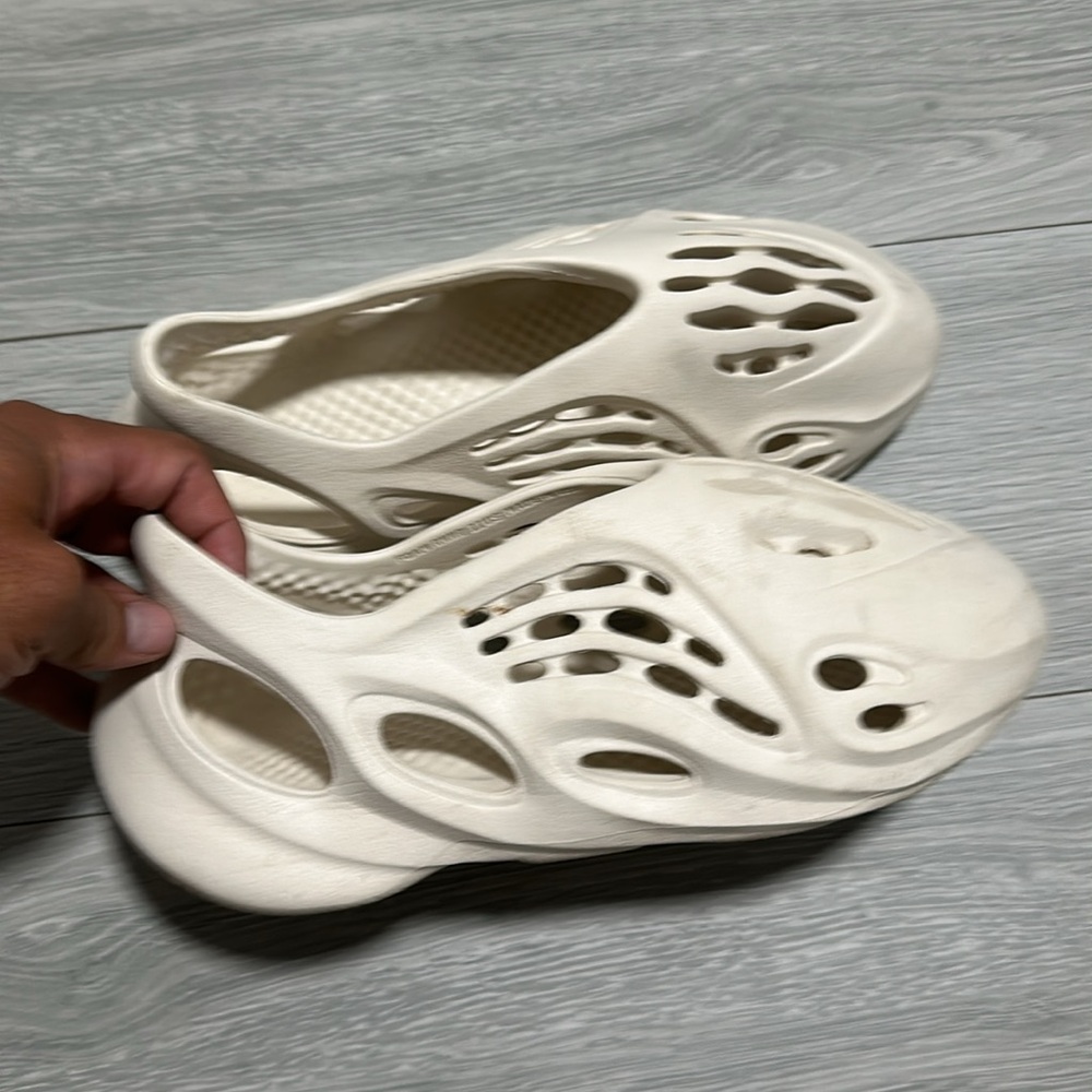 2021 Yeezy Foam Runner Sand - Picture 2 of 6